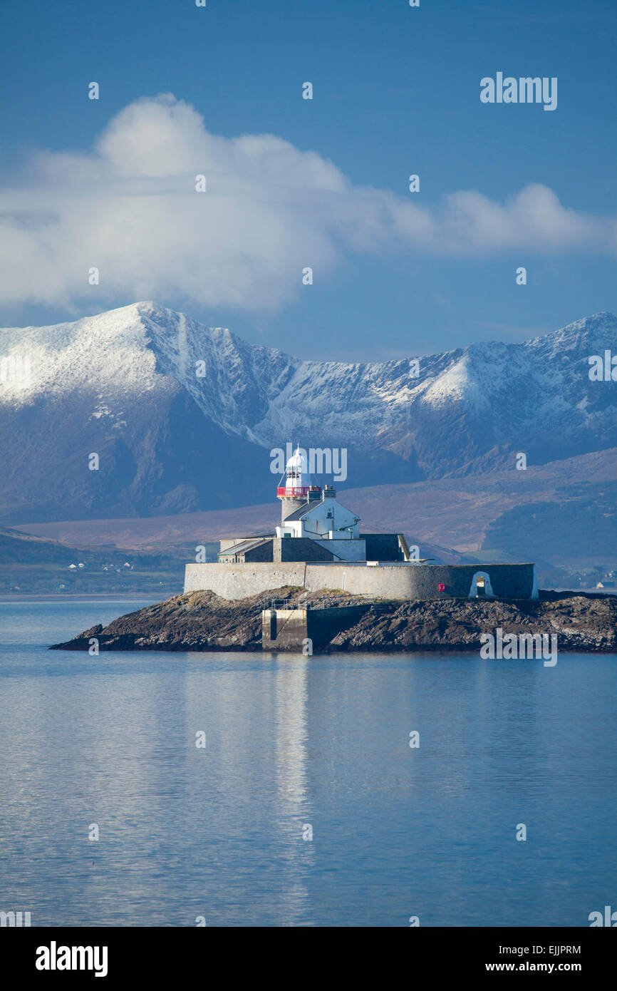 Phare de l'île et la Fenit massif de Brandon, la baie de Tralee, péninsule de Dingle, comté de Kerry, Irlande. Banque D'Images