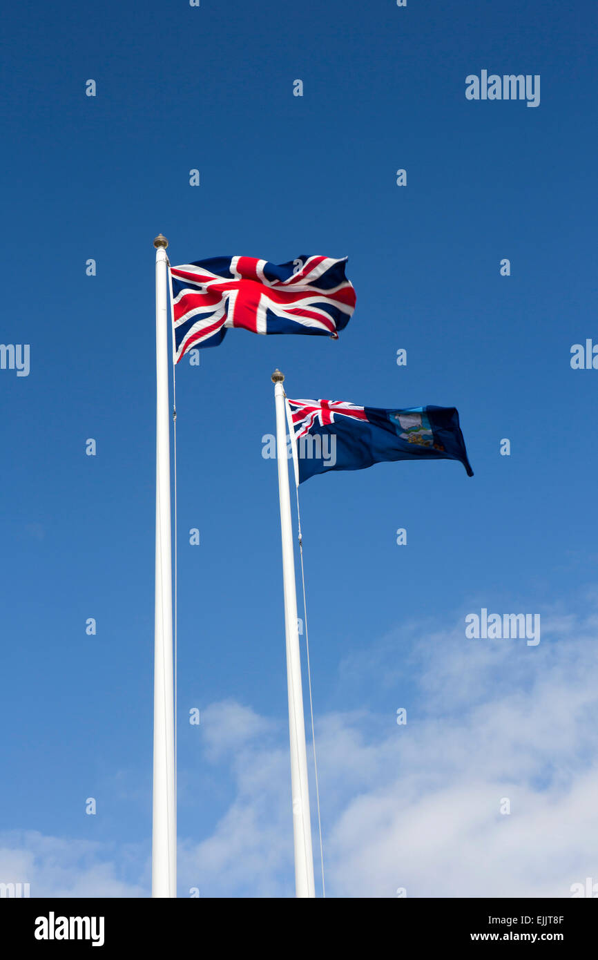 Falkland, îles Falkland, Port Stanley et British Union Jack drapeaux flottants sur mâts vert Victoire Banque D'Images