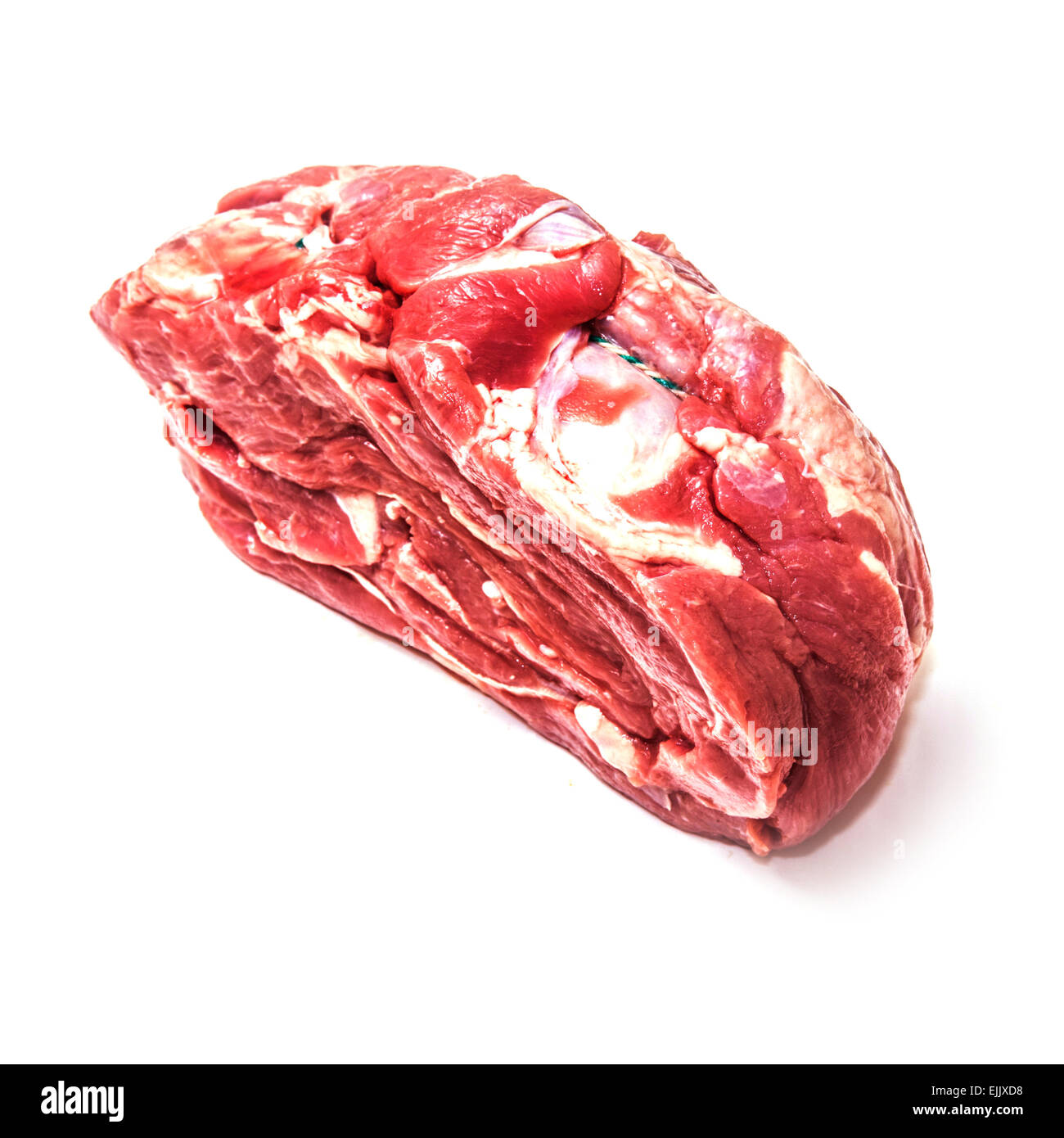 La moitié non cuites désossées et roulé de viande d'agneau épaule joint. Isolé sur un fond blanc studio. Banque D'Images