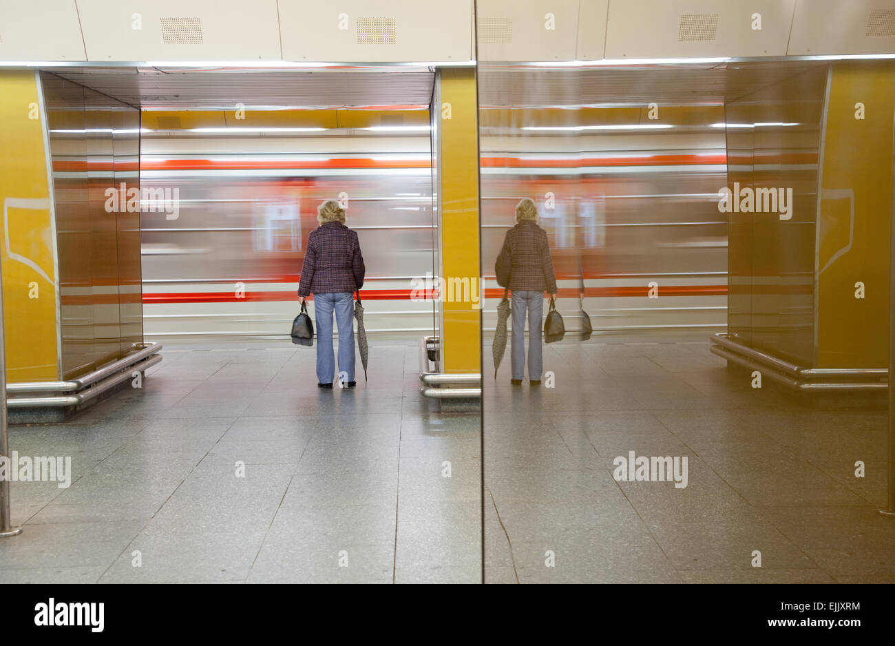 Les trains et les navetteurs sur le métro de Prague en République Tchèque Banque D'Images