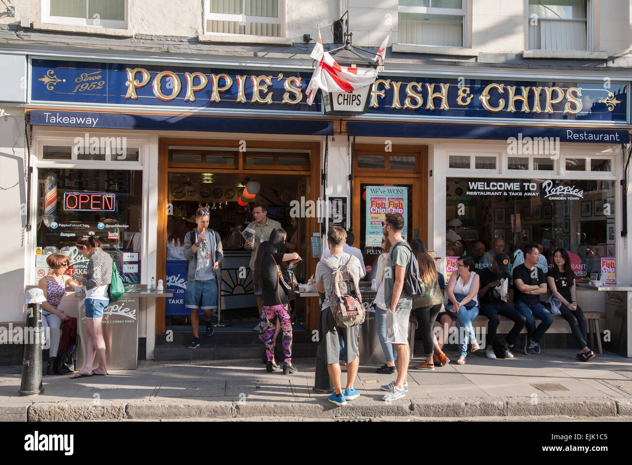 Grand-père et du poisson au Chip Shop, Hanbury Street, Spitalfields, Shoreditch, London, England, UK Banque D'Images