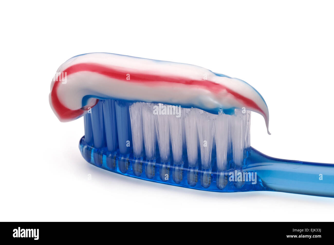 Brosse à dents avec du dentifrice translucide avec clipping path closeup Banque D'Images