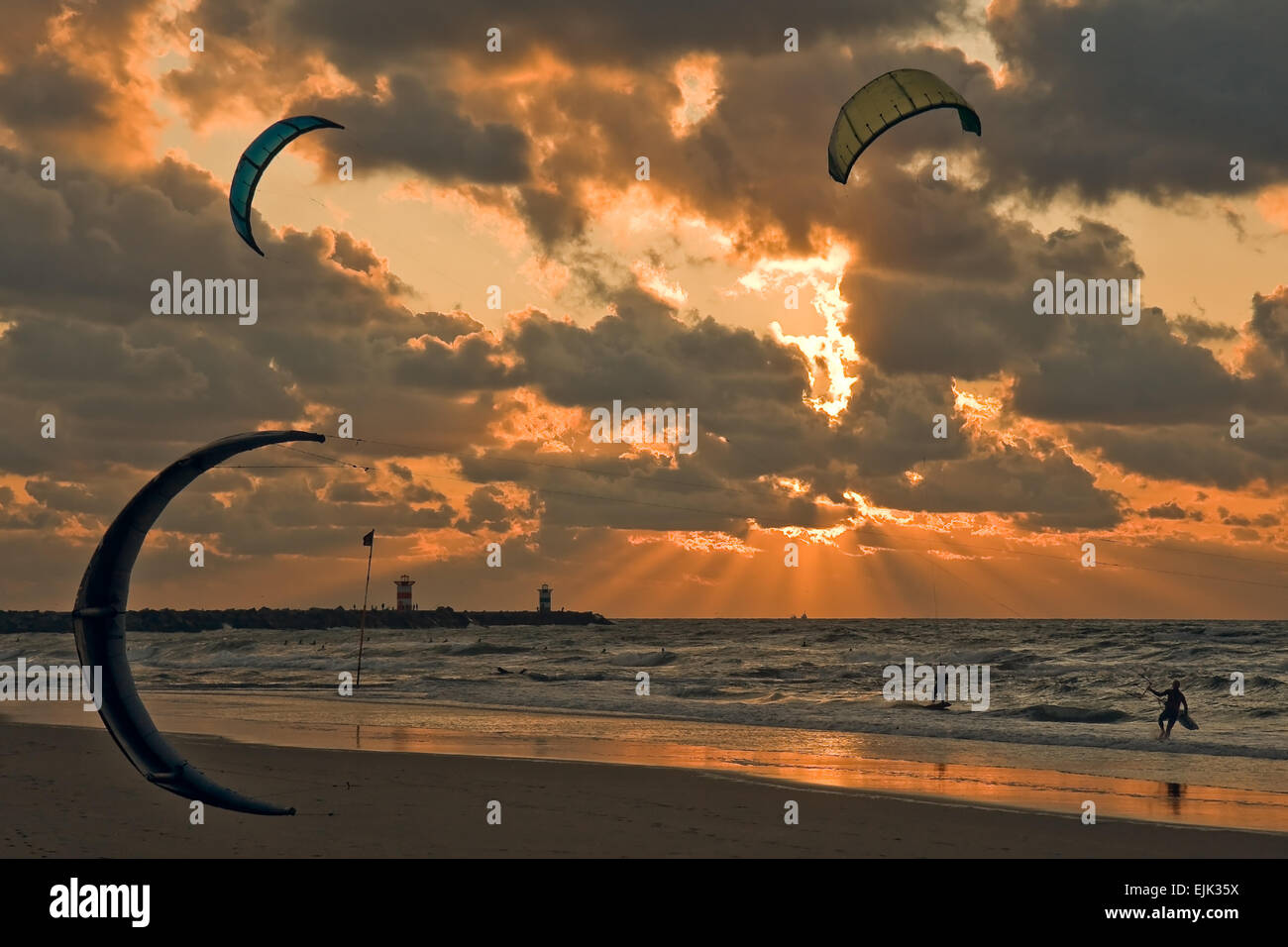 Le kite surf dans le coucher du soleil à la plage de Scheveningen, Pays-Bas Banque D'Images