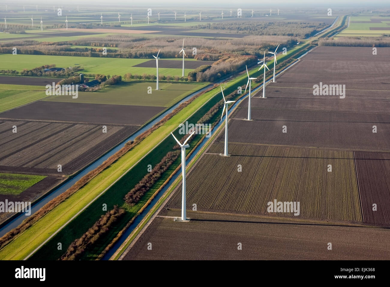 Vue aérienne de terres agricoles néerlandais avec des moulins Banque D'Images