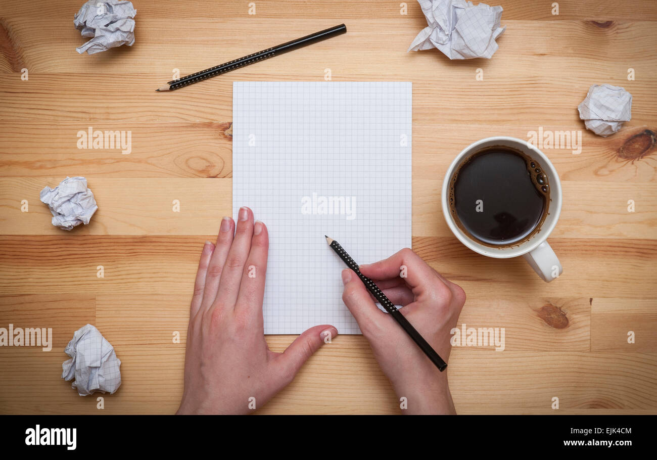 Blank notepad avec crayon et de café sur un bureau en bois Banque D'Images