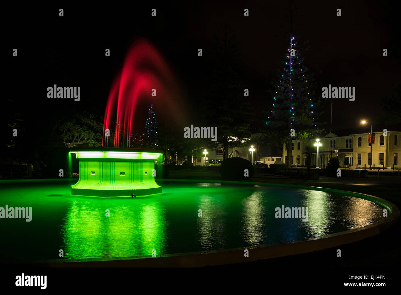 La fontaine art déco Tom Parker dans la nuit avec un éclairage artificiel de jouer sur des couleurs différentes dans la gerbe, Napier, New Ze Banque D'Images
