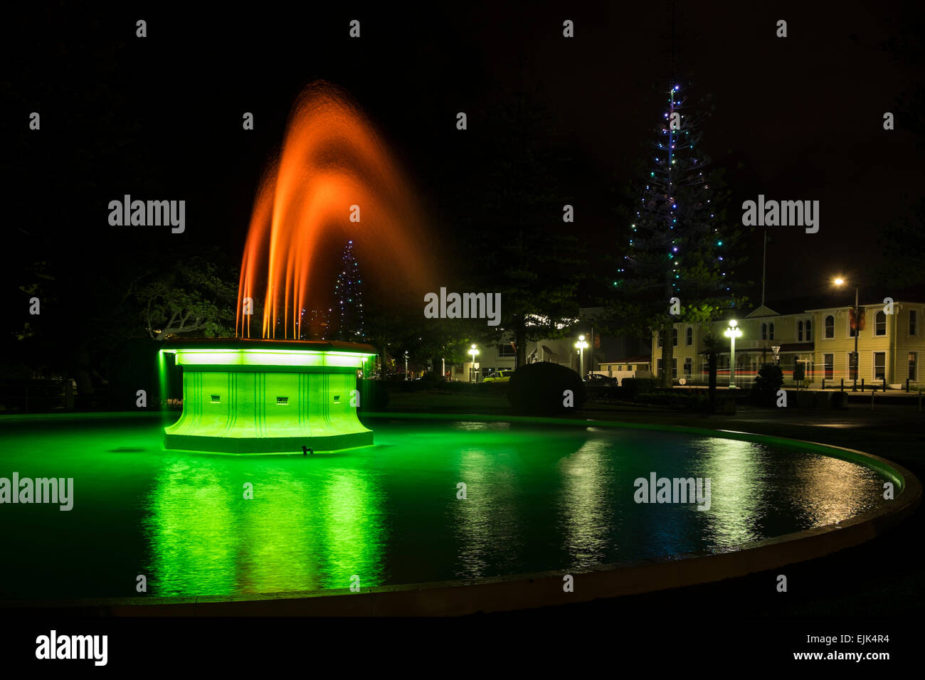 La fontaine art déco Tom Parker dans la nuit avec un éclairage artificiel de jouer sur des couleurs différentes dans la gerbe, Napier, New Ze Banque D'Images