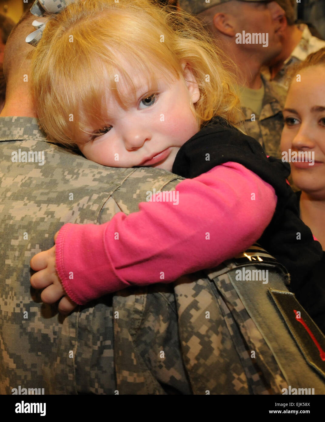 Abigail Castro, 21 mois, s'accroche à son papa, la CPS. Kory Castro, après son retour à Fort Riley, Kansas, 21 octobre. La CPS. Castro, affecté au 1er Bataillon, 7e Régiment d'artillerie lourde, 2e Brigade Combat Team, a été l'une des plus de 250 soldats de 1ère Division d'infanterie qui sont rentrés d'un 12 mois de déploiement à l'Iraq dans le cadre de la première brigade de la Dague "corps" vol. Le reste de la brigade 3 000 soldats seront retourner à Fort Riley tout au long des prochaines semaines. Mollie Miller, 1re Division d'infanterie, Affaires publiques Banque D'Images