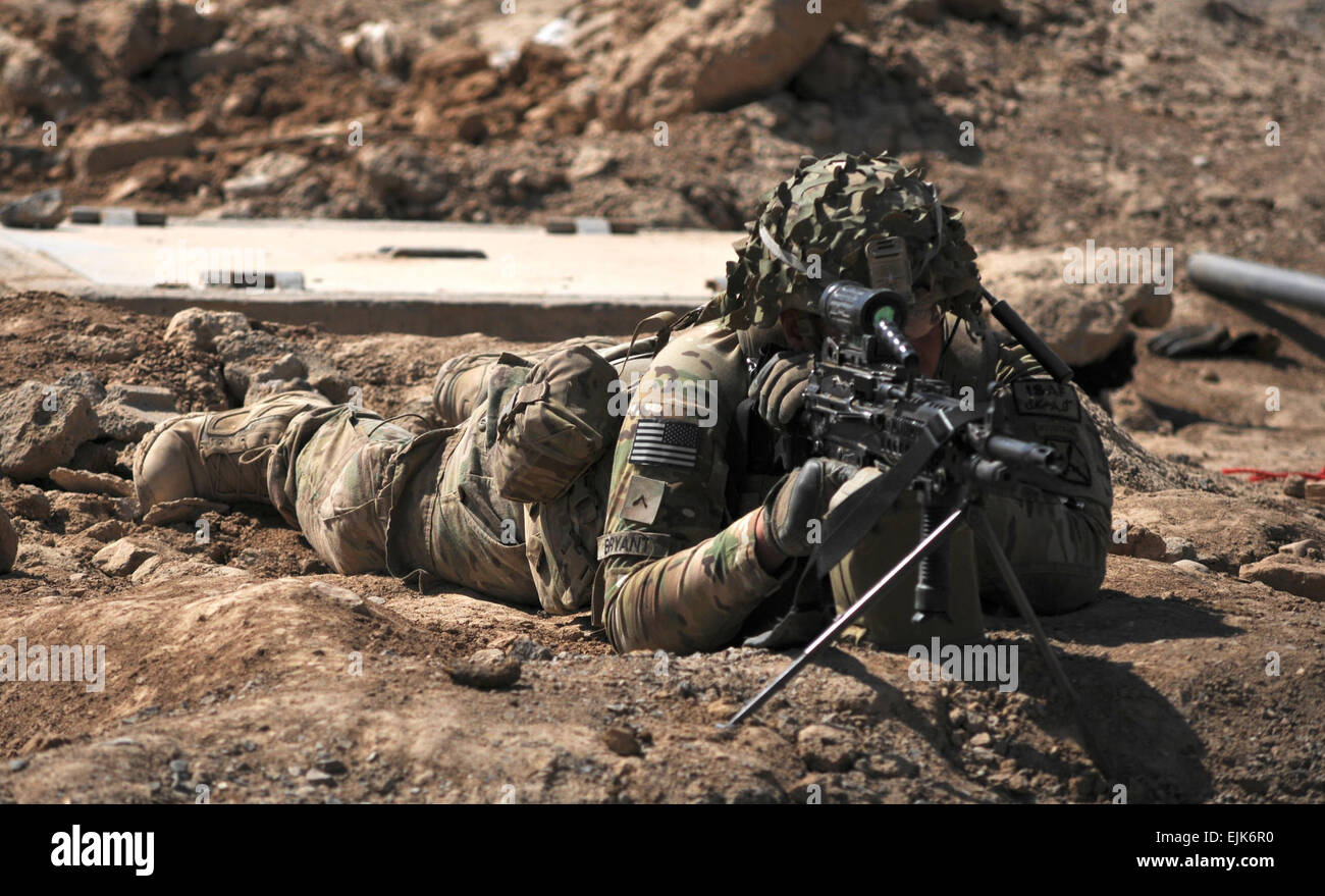 L'ARMÉE AMÉRICAINE Pvt. David Bryant du 3e escadron du 71e de cavalerie, 3e Brigade Combat Team, 10e division de montagne mans sa position derrière le M249 Squad arme automatique machine gun à la base d'opérations avancée Muqar pendant leur mission à l'Armée nationale afghane composé. Les Spartiates de la 3e Brigade Combat Team sont déployés en Afghanistan comme une force de sécurité Aider Conseiller d'exploitation à l'appui de la Brigade Enduring Freedom. Le sergent de l'armée américaine. Javier Amador, 3e Brigade Combat Team, 10e Division de Montagne Affaires Publiques Banque D'Images