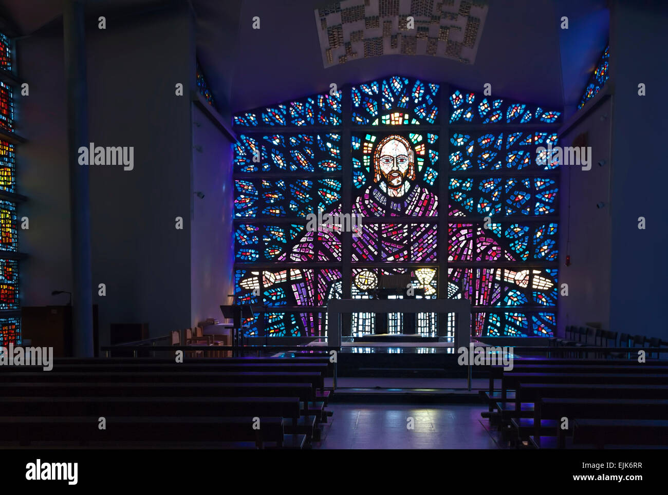 Un vitrail dans la chapelle de l'abbaye de Buckfast, conçu par les moines, TOTNES, Devon, Angleterre, Grande-Bretagne, Royaume-Uni. Banque D'Images
