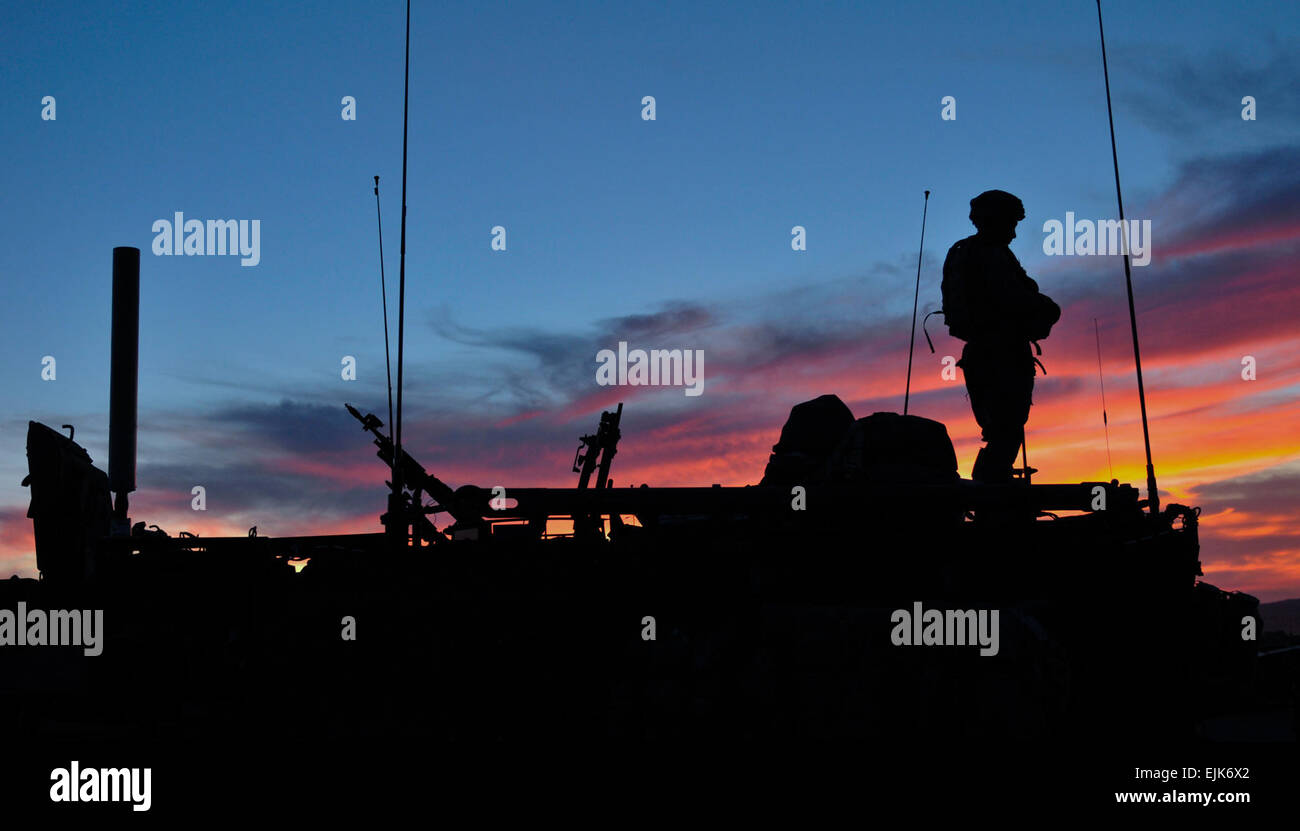 Un soldat du 2e Bataillon, 3e Régiment d'infanterie, 3e Stryker Brigade Combat Team, 2e Division d'infanterie, véhicules de combat blindés Stryker décharge son véhicule après une longue journée de mener des missions d'incendie au Centre National d'entraînement le 12 août. Banque D'Images