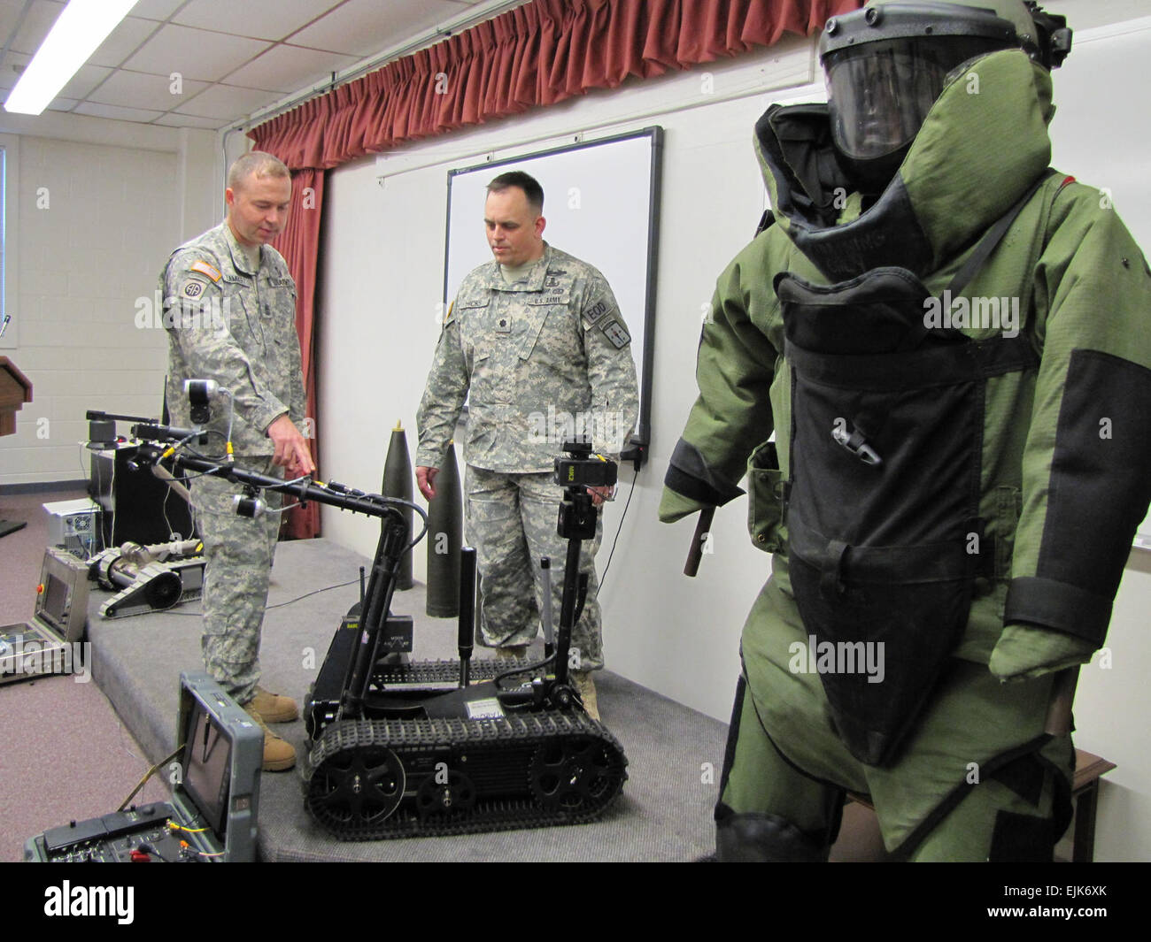 Le Sgt. Le major James Lambert et le lieutenant-colonel Michael "Greg" Hicks, tous deux de la neutralisation des explosifs et munitions/Département de formation à l'entretien de l'électronique et de munitions non explosées, regardez par-dessus l'École d'instruments analogues à ce qui a été utilisé pour raconter l'histoire de soldats de NEM en Iraq dans l'Academy Award-winning film "Démineurs". Le robot NEM Talon et bombes jouent un rôle important dans le film. Banque D'Images