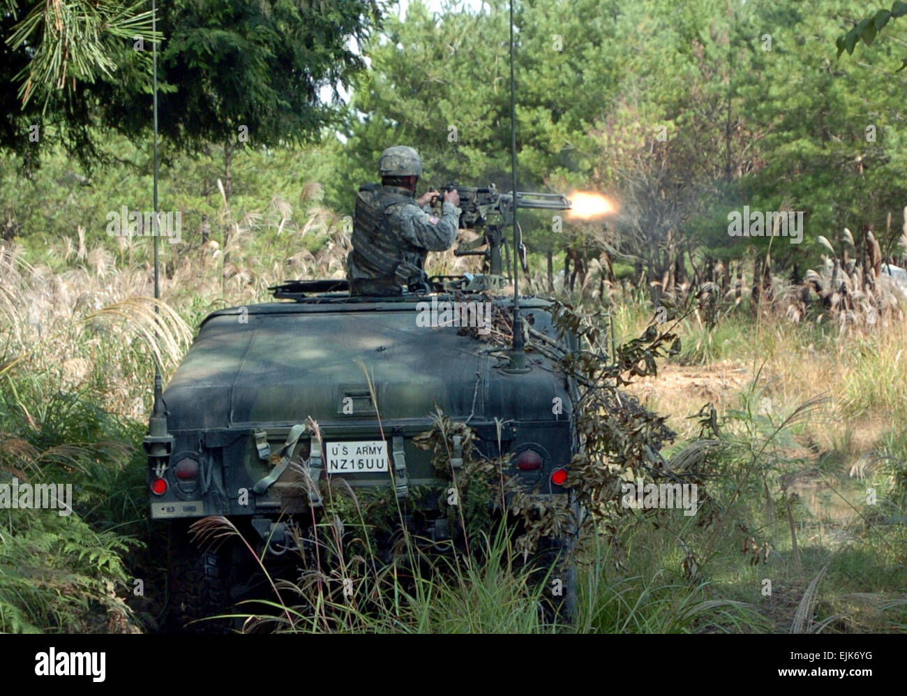 La CPS. John Walis, Delta Entreprise, 1er Bataillon, 69e Régiment d'infanterie, déclenche une mitrailleuse de calibre 50 contre les forces opposées au cours de l'exercice d'entraînement sur le terrain du bouclier d'Orient, Aibano Site de formation, Japon, le 16 octobre. Bouclier d'Orient fournit l'échange de pratiques, culture /-news/2009/10/19/29001-orient-bouclier-offre-exchange-de-tactiques-culture/ Banque D'Images