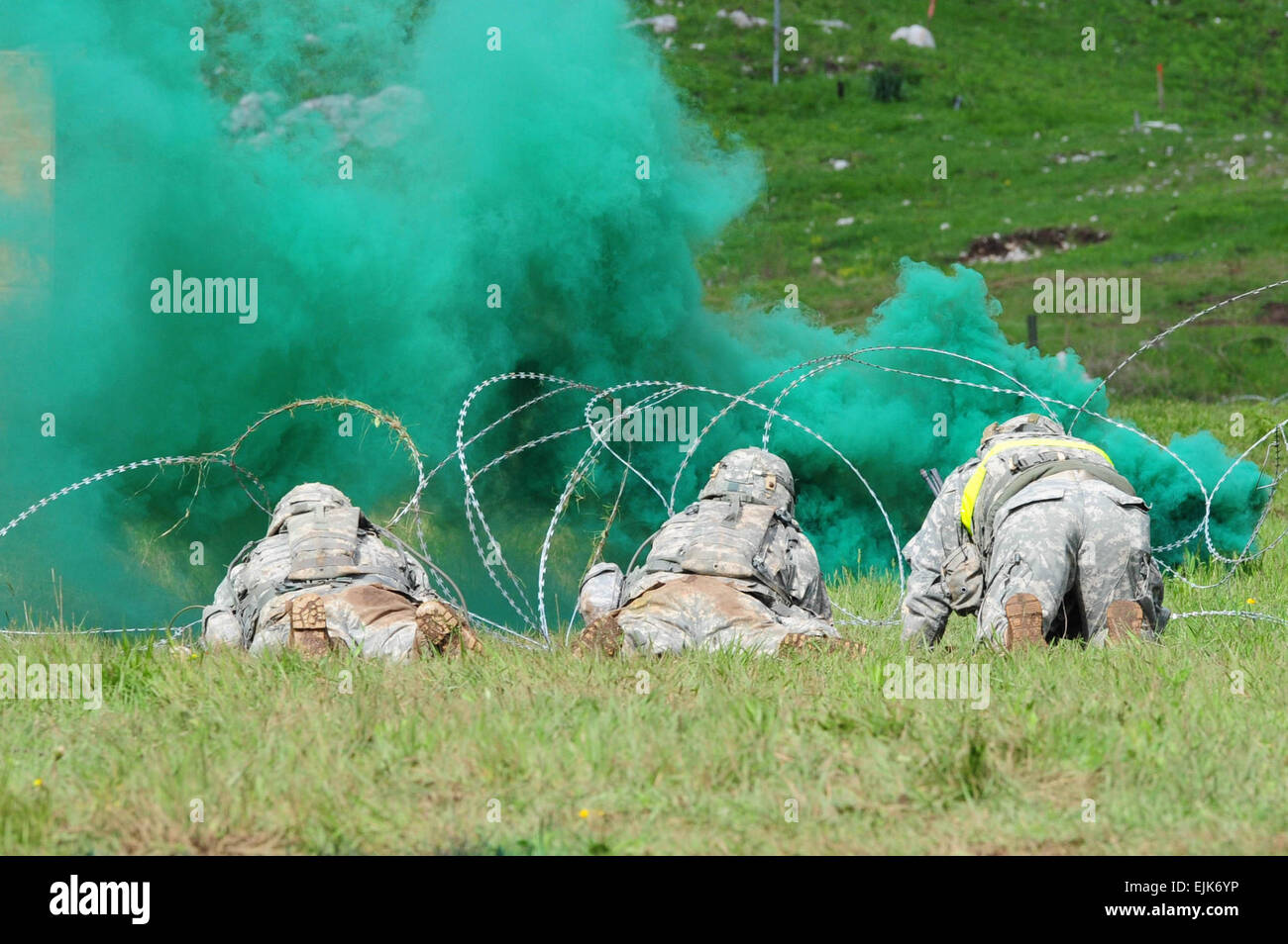 Les parachutistes américains affectés à mesure Company, 2e Bataillon, 503e Régiment d'infanterie, 173e Brigade d'infanterie de l'équipe de combat en vol, se préparer à un manquement à l'aide d'explosifs de périmètre au cours d'un exercice de tir réel, un cadre de l'exercice Rock la preuve dans Postonja, Slovénie, le 28 avril 2014. Sky soldats sont ici pour une formation de deux semaines de l'exercice avec leurs partenaires de l'armée slovène's 10e bataillon de l'armée américaine. photo par le s.. Pablo N. Piedra / relâché Banque D'Images