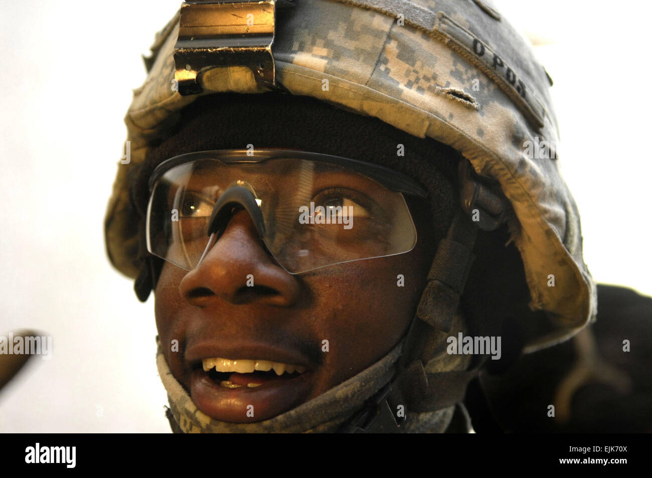 La FPC. Donald Howard, de l'entreprise B, 12e Régiment d'infanterie, 1re Division de cavalerie, des entretiens avec d'autres soldats en Iraq, Buhriz, janv. 28. Le sergent-major de la Force aérienne. Stacy L. Pearsall Banque D'Images