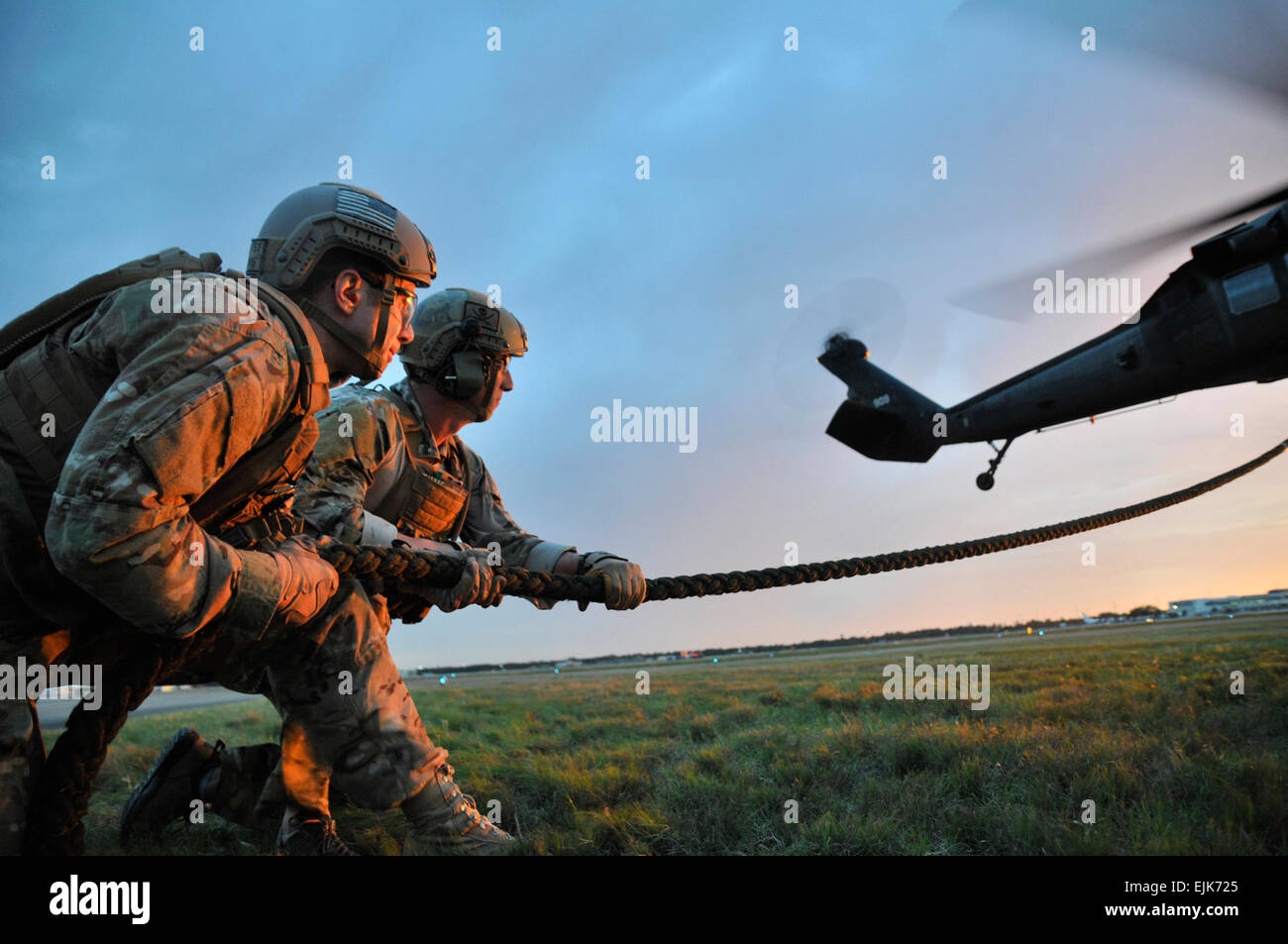 Les soldats de la Garde nationale d'armée du Mississippi avec le 2e Bataillon du 20e Groupe des forces spéciales de conduite dans l'entraînement d'insertion de la corde rapide dans le cadre de l'opération multinationale Emerald guerrier, un exercice d'entraînement de la force interarmées, le 30 avril, à la préparation au combat au Centre. La formation assure les unités sont formés et prêts pour un état d'urgence ou de mission de combat. U.S. Army National Guard photo prise par le s.. Shane Hamann, Mobile 102e Détachement des affaires publiques Banque D'Images