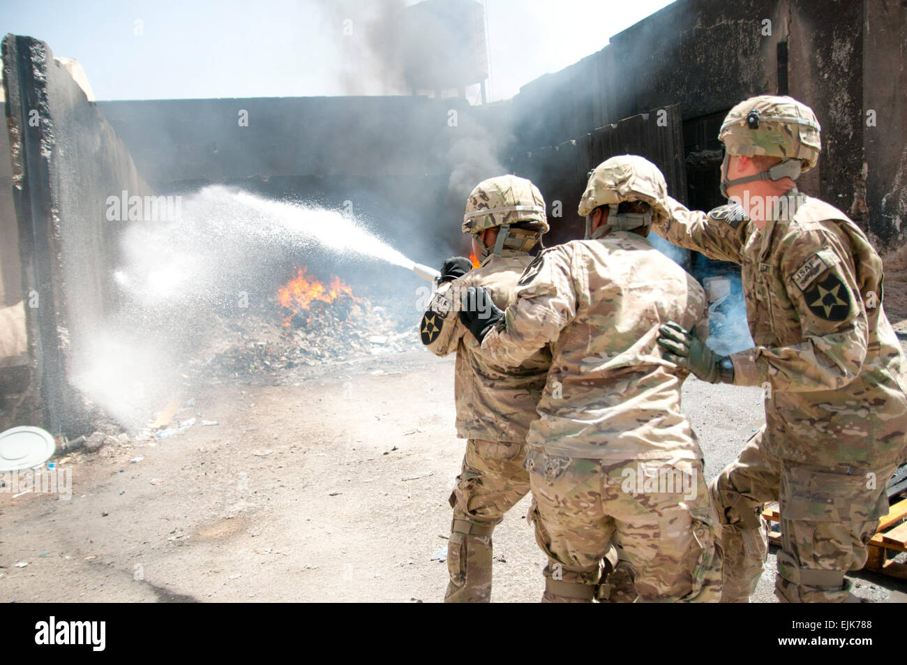 Le Cpl. William Lamm, un Wilson, N.C., indigène, qui travaille comme sous-officier d'approvisionnement avec 8ème, 1er Escadron, 2e régiment de cavalerie Stryker Brigade Combat Team, 2e Division d'infanterie, lanciers, dirige les soldats lors d'un départ de feu l'exercice sur le Camp Nathan Smith, de l'Afghanistan le 6 juin. Soldats qui ont terminé le cours agissent comme premiers intervenants d'incendies qui peuvent se produire sur le camp. Banque D'Images