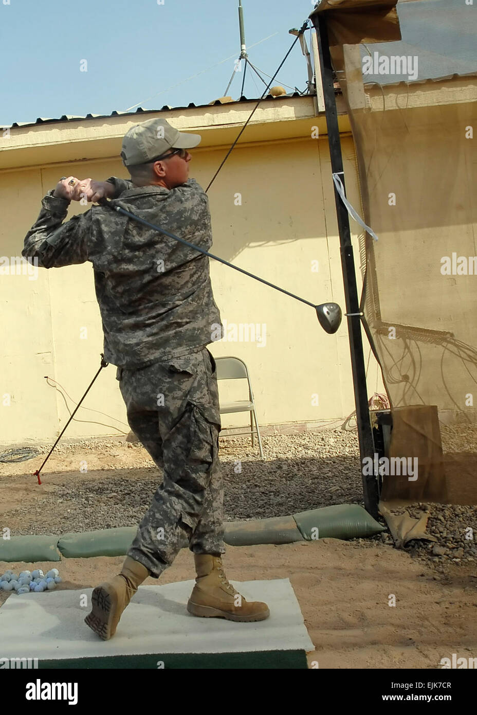 Le colonel Joseph Martin, commandant, 2e Brigade Combat Team, 1re Division d'infanterie, Division multinationale - Bagdad, hits la première boule du grand-ouverture de la Dague "driving range" sur le camp Liberty, 8 février. Le Dearborn, Mich., baptisé indigènes la gamme pour permettre aux militaires de se détendre dans leurs temps libres. Banque D'Images
