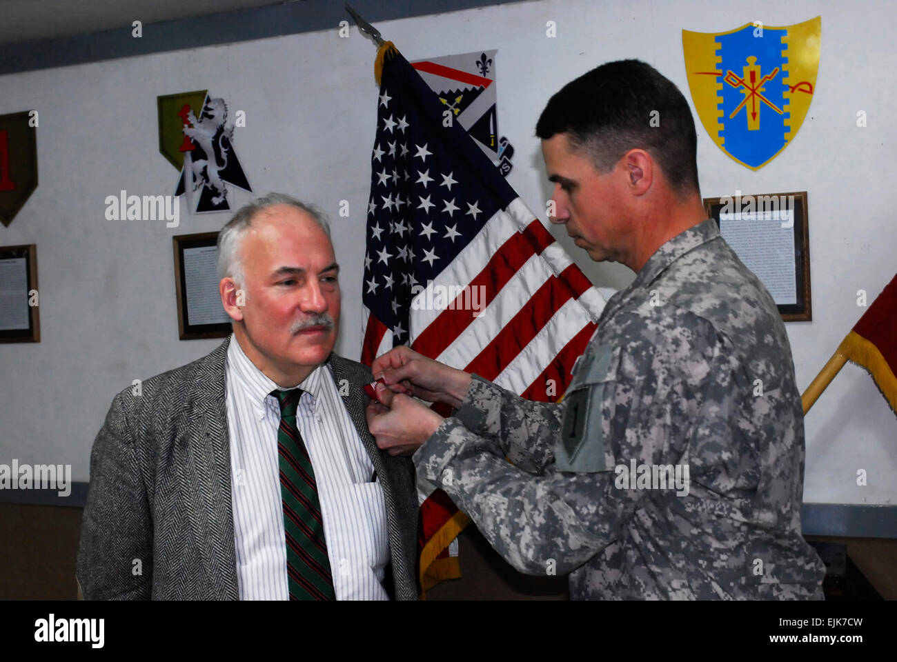 Le colonel Joseph Martin, commandant, 2e Brigade Combat Team Dagger, 1re Division d'infanterie, Division multinationale - Bagdad, broches la Médaille du service civil supérieure sur John Crihfield, un agent du service extérieur à l'Agence des États-Unis pour le développement international, intégré à la brigade de la dague, lors d'une cérémonie tenue le 19 décembre. Crihfield, qui a travaillé ici depuis décembre 2006, a travaillé avec les institutions iraquiennes dans la gouvernance et l'économie. Banque D'Images