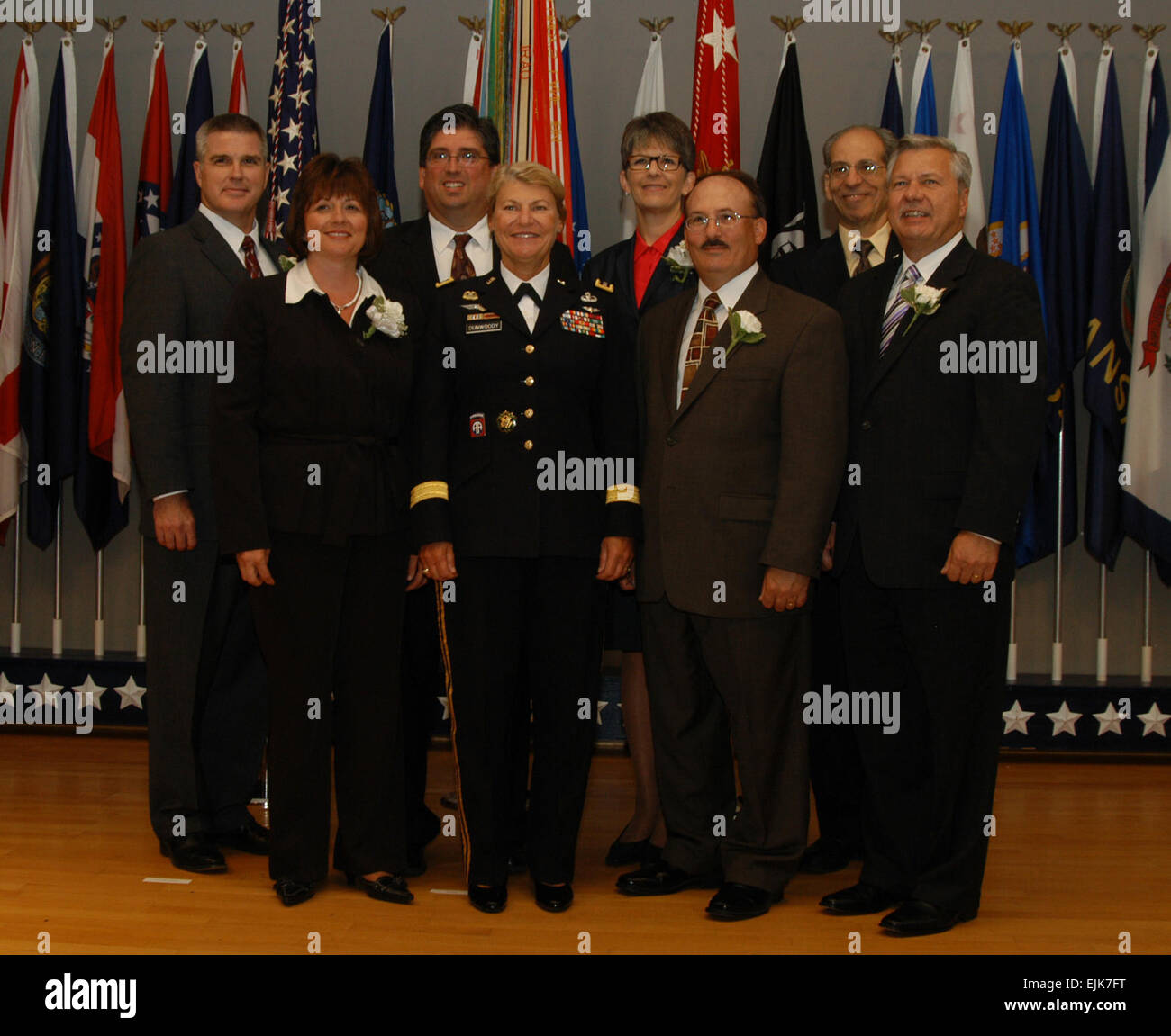 Le général Ann E. Dunwoody se dresse avec sept des huit lauréats de l'AMC 2008 Presidential Rank prix lors de la cérémonie de présentation, le 29 juillet. Sur la photo de gauche à droite sont : Jeffrey Parsons, le docteur Grace Bochenek, Gary Blohm, le général Dunwoody, Teresa Gerton, Gary Martin, Mark Sagan, et Edward Thomas AMC employés gagner des élections présidentielles honneur /-news/2009/07/31/25299-AMC-employés-gagner-haute-présidentielle-honneur/ Banque D'Images