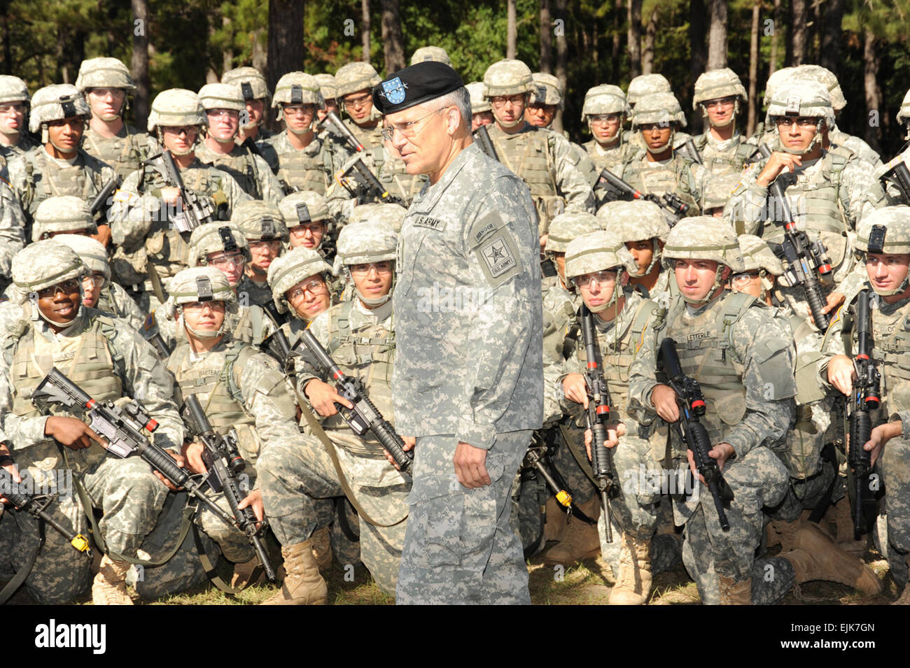 Chef d'état-major des armées le Général George Casey Jr. parle aux soldats de la Compagnie C, 1er Bataillon, 19e Régiment d'infanterie, 198th Infantry Brigade, à propos du Sgt. 1re classe Jared Monti, qui a reçu la médaille d'Honneur à titre posthume, et l'ethos du guerrier. Casey s'est rendu à Fort Benning oct.20 pour observer la formation d'infanterie, voir l'avancement de la construction et de brac la tournée National Infantry Museum pour la première fois. Après la visite de musée, Casey réinscrit cinq soldats et leurs familles en face de la statue du musée, suivez-moi. Crédit photo : John Davis. Voir plus : Casey : Infantry-Armor fusion renforce l'Armée de 'full-s Banque D'Images