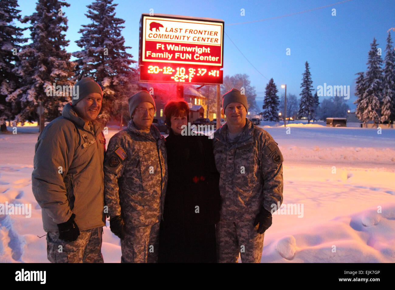 Le général George W. Casey Jr., chef d'état-major des armées et son épouse Sheila a visité les soldats et les membres de la famille de l'armée des États-Unis, en Alaska pour faire des fêtes et entendre les préoccupations des familles et de soldat. "Je ne pourrais pas être plus fier de ce que nous en tant qu'armée ont accompli au cours de la dernière année. Bonne chance dans la nouvelle année", a déclaré Casey. Aussi dans cette photo est Brig. Le général Raymond Palumbo, général commandant de l'armée américaine de l'Alaska et son commandant adjoint, LE COL Lowe. Banque D'Images