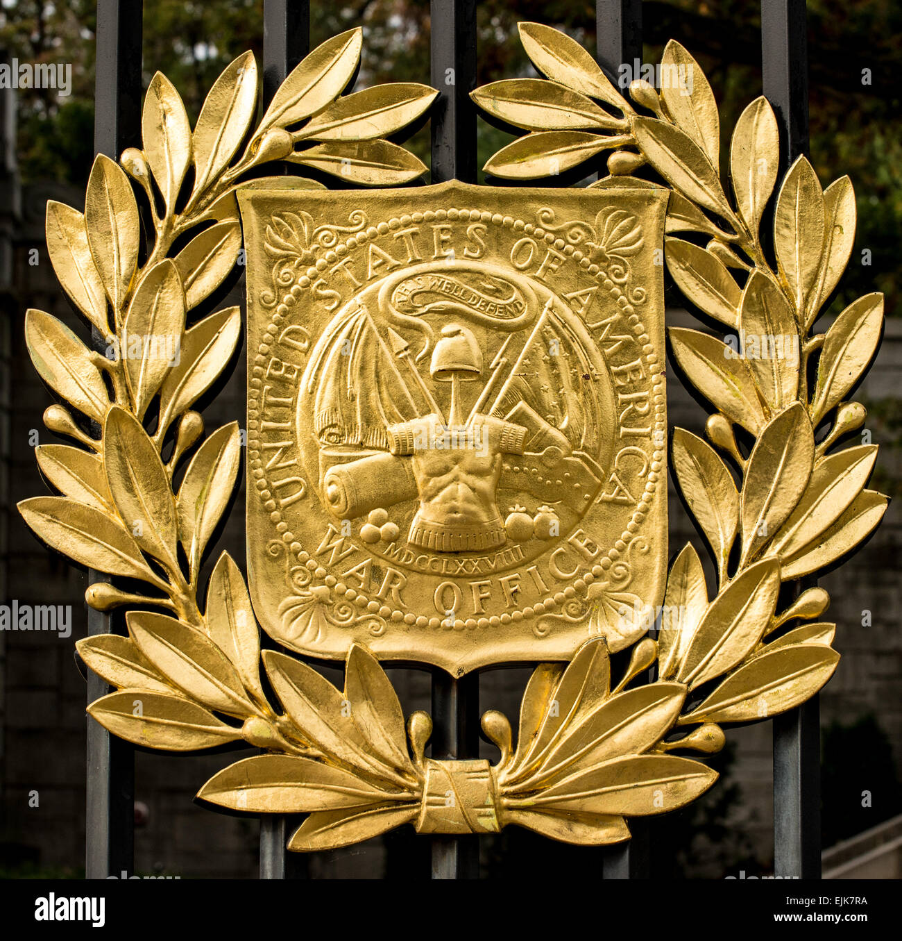Logotype de l'Office de guerre sur la porte d'entrée à Arlington National Cemetery Banque D'Images