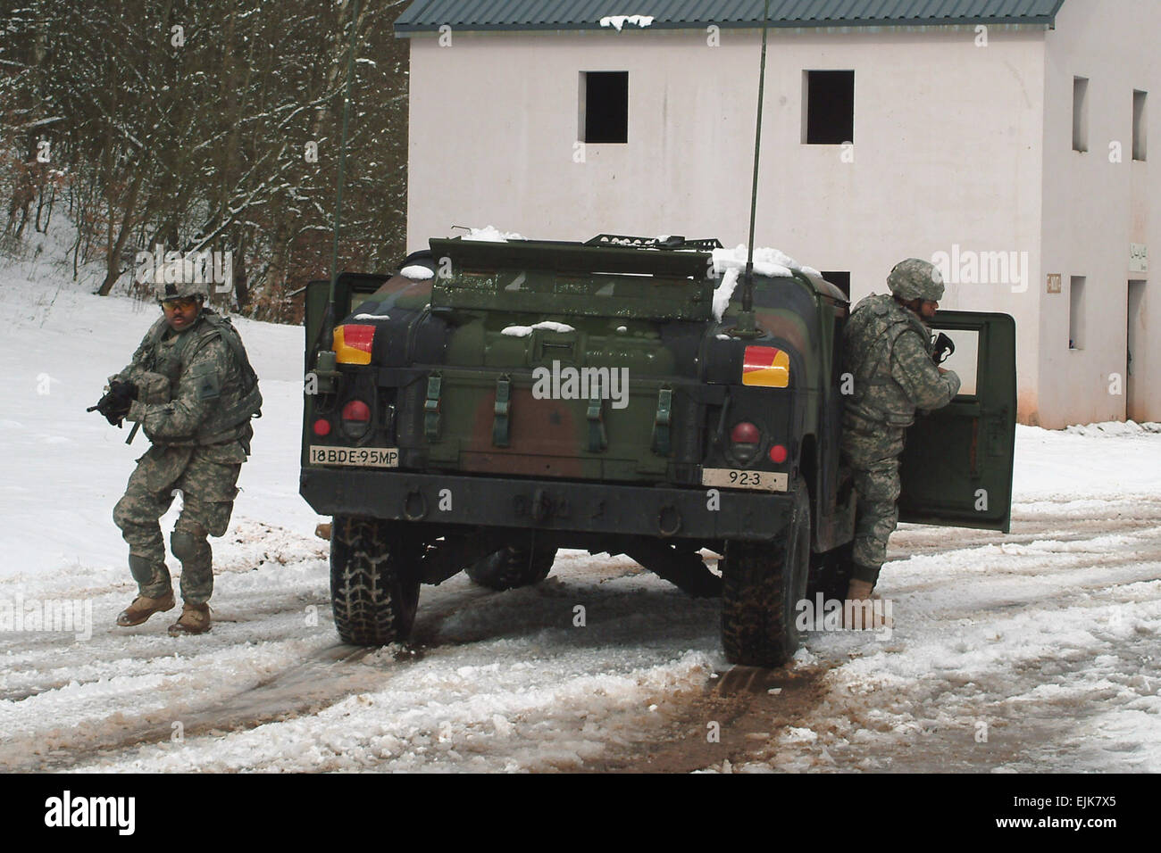 Les soldats de l'armée américaine de la Compagnie Charlie, 1er Bataillon, 35e Régiment blindé du humvee thier à un bâtiment dans le prix de la formation sur une compensation des opérations militaires sur le terrain urbain site sur Baumholder, Allemagne, le 14 mars 2008. Ruediger Hess publié Banque D'Images