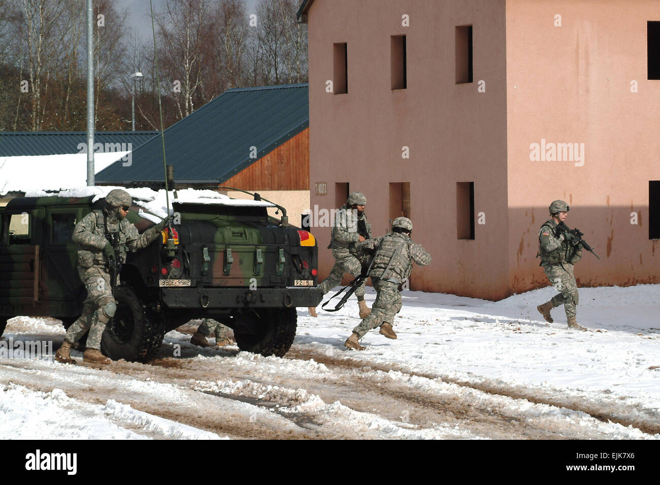 Les soldats de l'armée américaine de la Compagnie Charlie, 1er Bataillon, 35e Régiment blindé du humvee thier à un bâtiment dans le prix de la formation sur une compensation des opérations militaires sur le terrain urbain site sur Baumholder, Allemagne, le 14 mars 2008. Ruediger Hess publié Banque D'Images