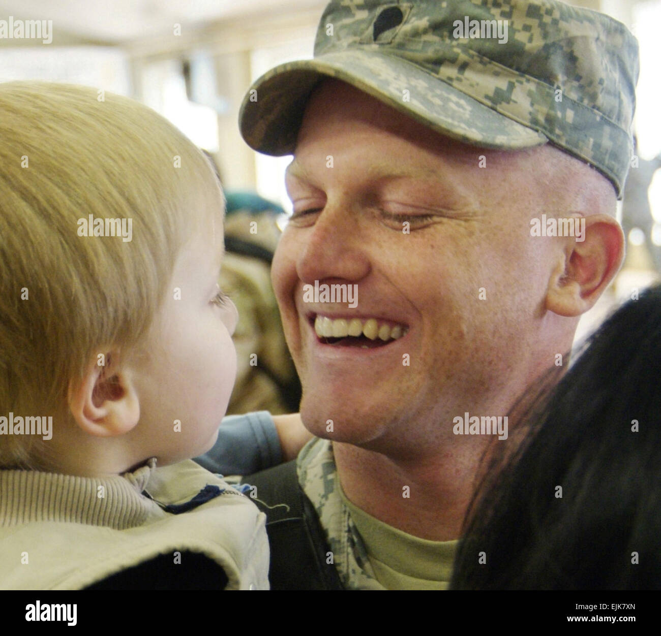 Un soldat de l'armée américaine retrouve son fils au Ray Barracks à Friedberg, Allemagne, 16 février 2007, après le retour d'un déploiement de 14 mois à l'Iraq à l'appui de la guerre contre le terrorisme. Martin Greeson, de l'armée américaine. Banque D'Images