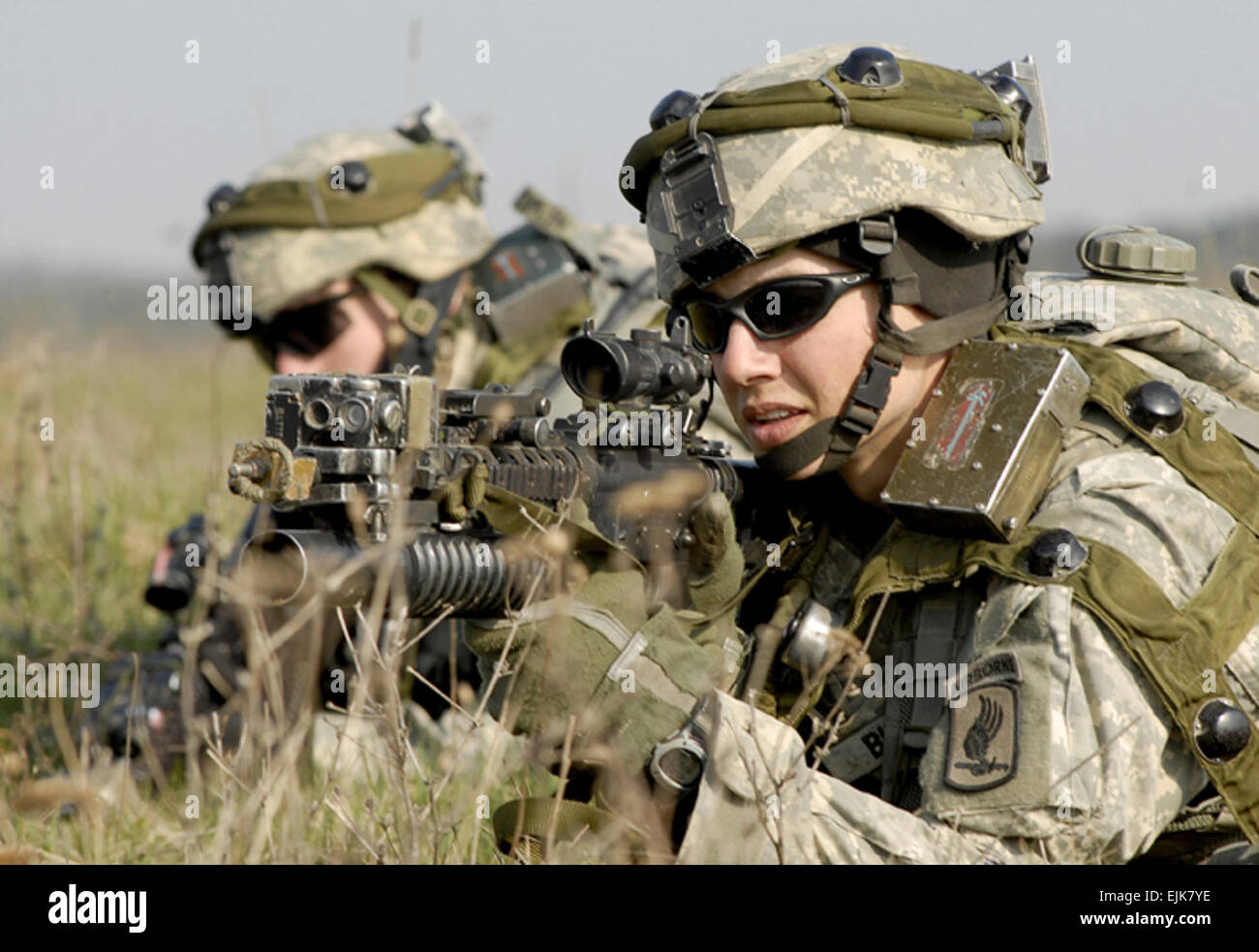 Les soldats de l'Armée américaine à partir de la 173ème Airborne Brigade Combat Team assurer la sécurité après le démontage d'un hélicoptère CH-47 Chinook au cours de la formation au niveau de l'articulation formation multinationale Centre à Hohenfels, Allemagne, le 31 mars 2007, pour leur prochain déploiement en Afghanistan. Les soldats ont raffiné leurs compétences dans Canada et patrouilles à pied, petite unité tactique, les opérations militaires en territoire urbain, la lutte contre le l'amélioration des dispositifs explosifs et au tir à longue portée. Gary L. Kieffer Banque D'Images