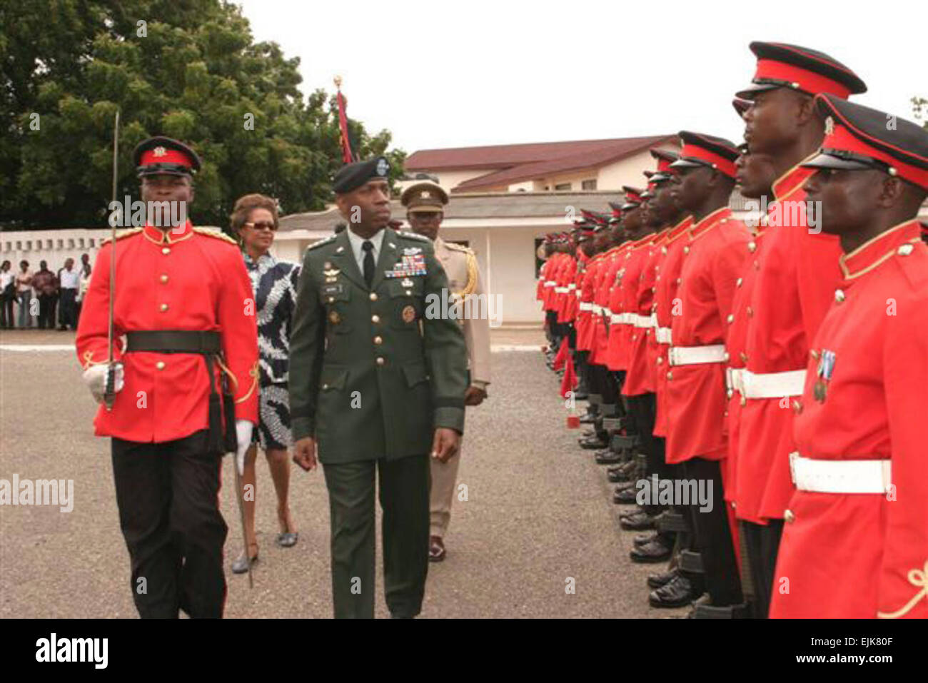 L'ARMÉE AMÉRICAINE Le Général William E. Ward, center, U.S. European Command, adjoint et l'Ambassadeur des États-Unis au Ghana Pamela Bridgewater, arrière, inspecter les membres militaires ghanéens à Burma Camp à Accra, au Ghana, le 6 août 2007. Ward a visité la nation dans un effort visant à renforcer les relations avec les nations africaines. Le capitaine Darrick Lee, U.S. Air Force. Banque D'Images