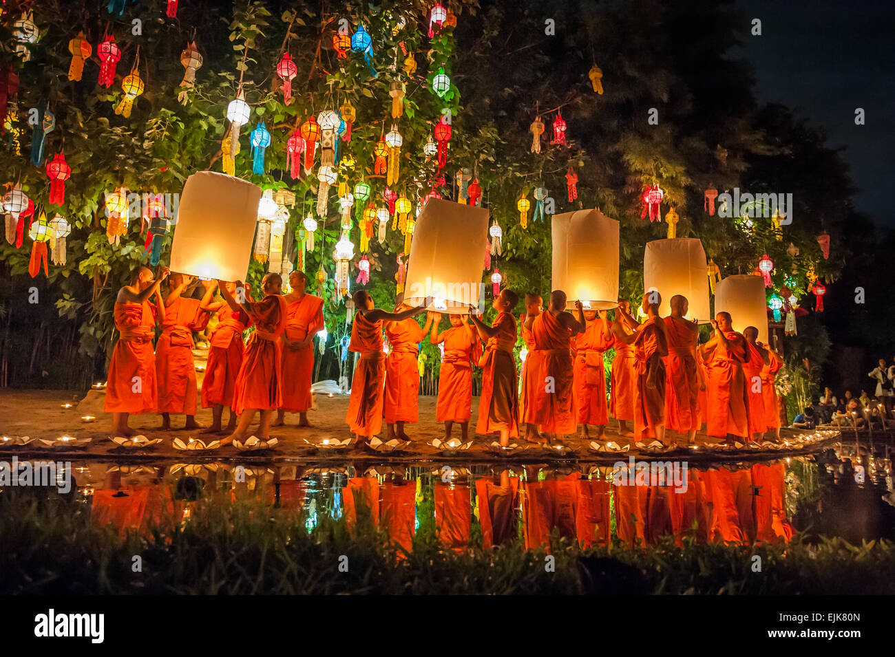 Des moines bouddhistes chinois libérant des lanternes en papier à la loy krathong festival de lumière, Chiang Mai Banque D'Images