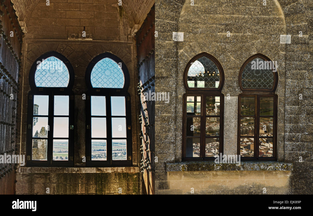Château Almodovar est une forteresse militaire à l'origine construit par les Arabes en 740 pris un avantage d'un ancien bâtiment de primi Banque D'Images Château Almodovar est une forteresse militaire à l'origine construit par les Arabes en 740 pris un avantage d'un ancien bâtiment de primi Banque D'Images