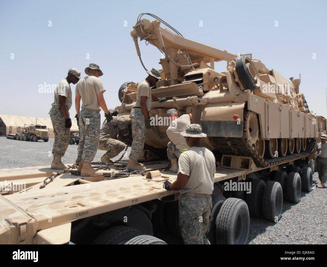 Les membres de la 1462e compagnie de transport récemment entraîné des soldats du 3ème Division d'infanterie et Tennessee Army National Guard's 230e bataillon du génie, sur le M1070, transporteur d'équipement lourd ou HET, pendant une période de huit jours, 80 heures de cours s'est déroulée au Camp Arifjan. Le Sgt. Kenneth Fahnestock, 1462e TC Banque D'Images