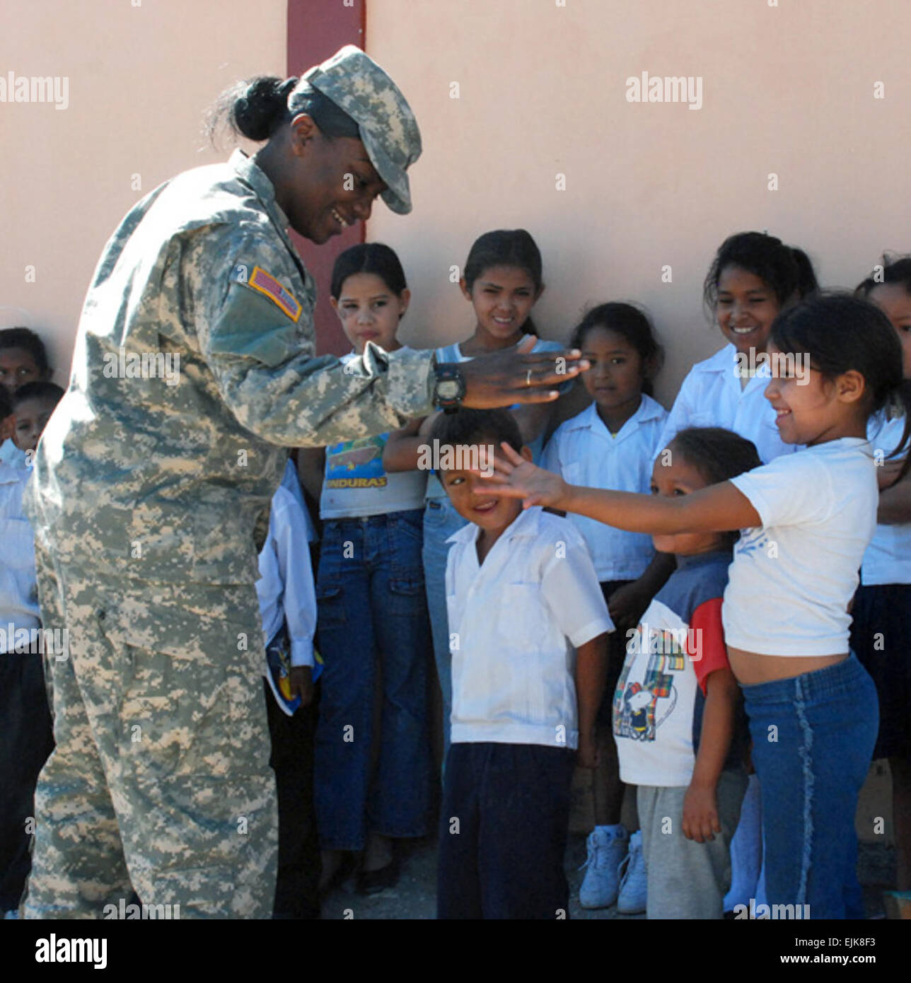 Le sergent de l'armée américaine. Tracey Francis, équipe medic pour Joint Task Force-Bravo opérations civilo-militaires, joue avec les enfants à l'école Carlos Sanchez à La Paz, Honduras, le 21 février 2008. Les membres de la JTF-Bravo a aidé des représentants de donner à un enfant un sac à dos de distribuer plus de 700 sacs à dos à l'école enfants au Honduras. Tech. Le Sgt. Jean Asselin publié Banque D'Images