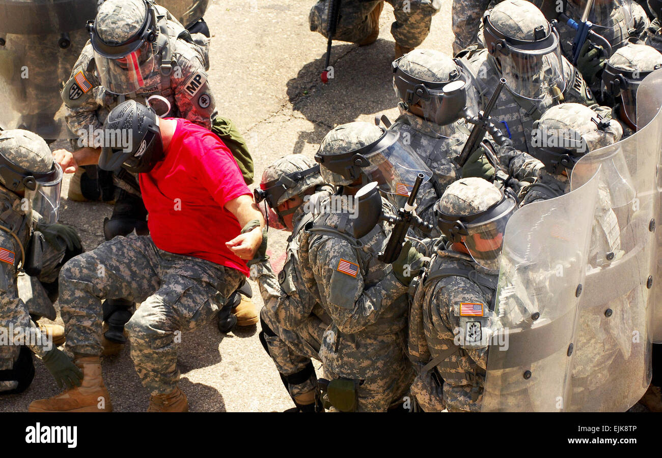 Les soldats de l'armée américaine de la 130e Compagnie de Police Militaire, Texas Army National Guard, face vers le bas, une foule d'instructeurs jeux de rôle comme émeutiers au cours de la formation à l'Muscatatuck Urban Training Centre, Ind., 25 août 2007. Les soldats qui s'entraînent en vue d'un prochain déploiement au Kosovo. Le s.. Russell Lee Klika Banque D'Images