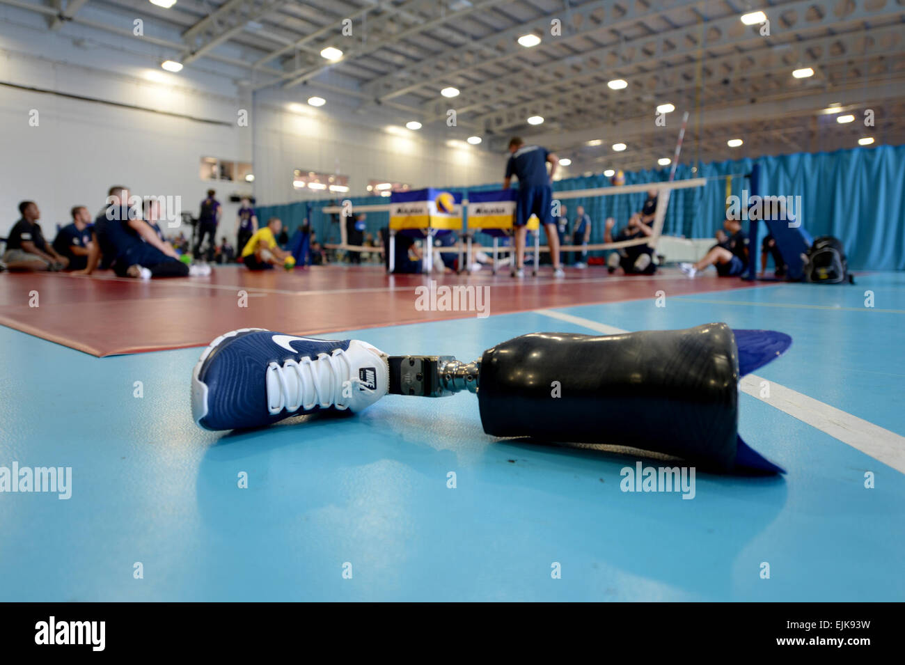 Une prothèse de jambe est située à proximité de la cour de volley-ball comme les États-Unis Invictus l'équipe de volley-ball assis Jeux pratiques pour la concurrence. Invictus Games est une compétition internationale qui réunit des blessés, malades et blessés militaires dans l'esprit d'amicale compétition athlétique. Des soldats, marins, aviateurs et marines sont représentant les États-Unis dans la compétition qui se tient à Londres, Angleterre du 10 au 14 septembre 2014. Spécialiste de la communication de masse 2e classe Joshua D. Sheppard Banque D'Images