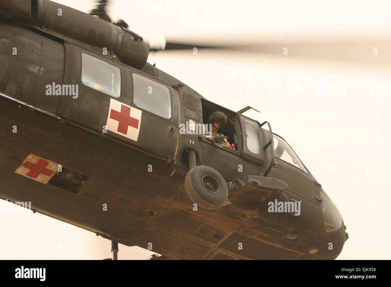 La CPS de l'armée américaine. Megan M. McKinzie, chef d'équipe de la 45e Compagnie médicale Air Ambulance, regarde par la fenêtre d'un hélicoptère Blackhawk UH-60A qu'il décolle pendant une course jusqu'à l'Al Asad Air Base, l'Iraq, le 17 mai 2007. Run Up sont fait pour s'assurer que tous les équipements et l'hélicoptère lui-même fonctionnent correctement avant d'effectuer des missions. Le Sgt. Lolita pb on April 6 Leone Banque D'Images