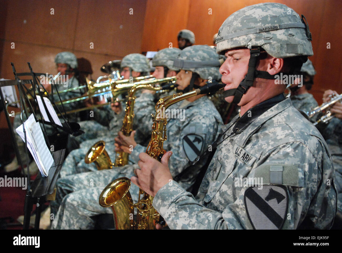 Les soldats de l'Armée américaine à partir de la Division de cavalerie Band effectuer au cours d'une cérémonie de passation de commandement pour Multi-National Security Transition Command - l'Iraq à Bagdad, l'Iraq, le 10 juin 2007. Au cours de l'événement de l'armée américaine le général Martin E. Dempsey a quitté le commandement de l'armée américaine le général James M. Dubik. Le s.. Curt Cashour Banque D'Images