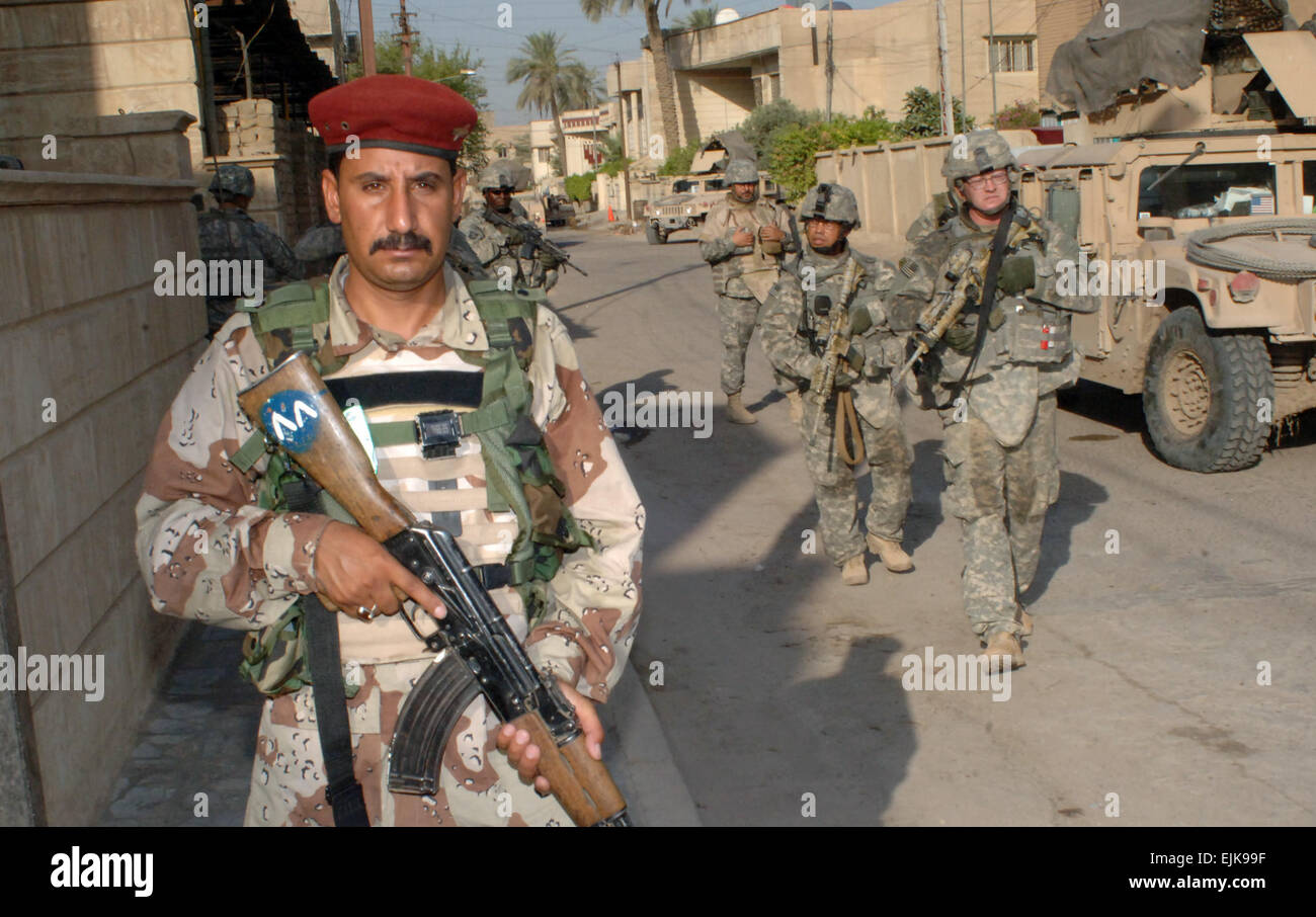 Un soldat de l'armée irakienne à partir de la 2e Brigade, 6e Division de l'armée iraquienne ouvre la voie au cours d'une opération de bouclage et de recherche combinée avec des soldats de l'Armée américaine affecté à la Compagnie Charlie, 2e Bataillon, 69e régiment de blindés, 3e Brigade Combat Team, 3ème Division d'infanterie recherche une maison dans la région de Rusafa (Bagdad, Iraq, 19 juin 2007. Le s.. Bronco Suzuki Banque D'Images