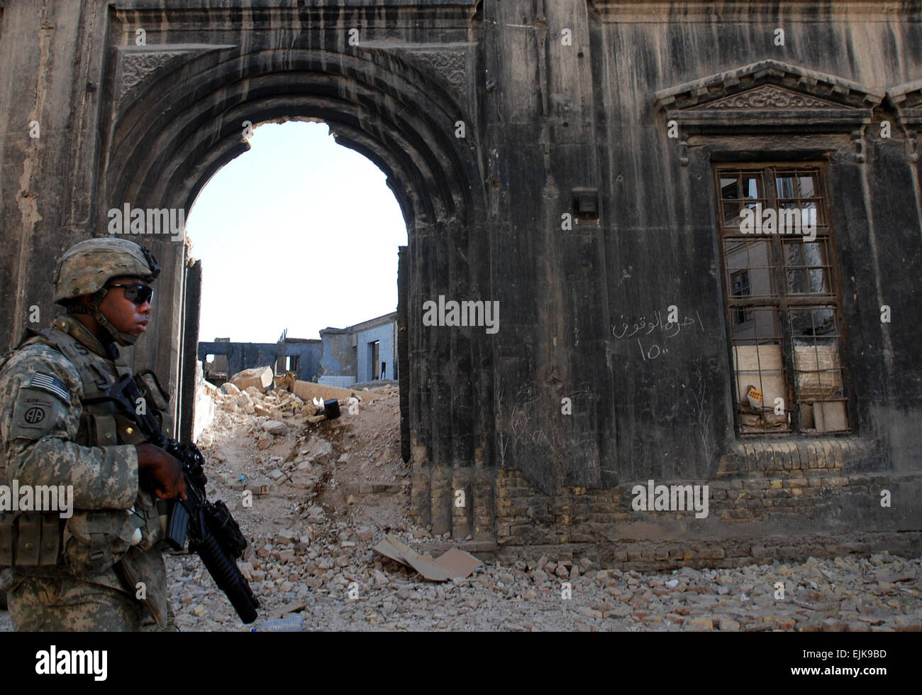 Un soldat de l'armée américaine, du 1er bataillon du 504e Parachute Infantry Regiment, 1e Brigade Combat Team, 82nd Airborne Division promenades en face de la demeure d'un bâtiment comme il fournit la sécurité dans le quartier de Rusafa de Bagdad, l'Iraq, le 2 septembre 2007. Le soldat est d'assurer la sécurité de la visite de la région par l'armée américaine le Général Ray Odierno, commandant du Corps multinational - l'Iraq, et Katie Couric, ancre et directeur de la rédaction de la CBS Evening News. Le s.. Curt Cashour Banque D'Images