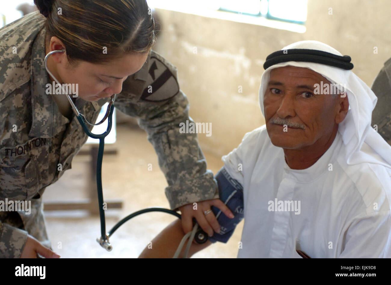 Circuit de l'armée américaine. Thornton prend la pression artérielle d'un fermier local au cours des activités médicales à Hor Al Bosh, l'Iraq, le 15 juillet 2007. Thornton est un medic avec le 115e Bataillon de soutien de la Brigade du Camp Taji. Le Sgt. Rachel M. Ahner publié Banque D'Images