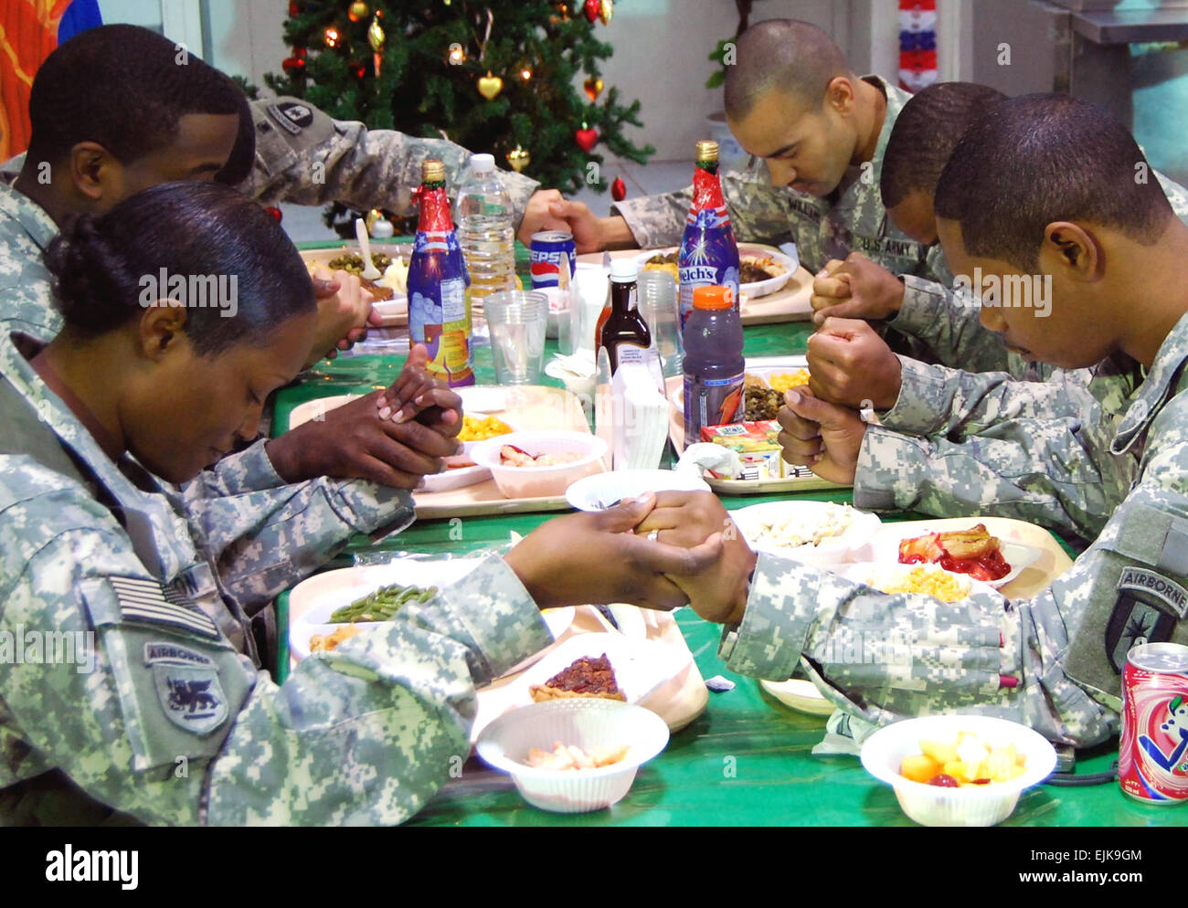 Un groupe d'Army Corps of Engineers des États-Unis militaires prennent le temps de dire une prière d'action de grâce avant de commencer leur repas de Noël. Ils proviennent tous de villes différentes, d'origines et de croyances, mais ils sont unis par l'amour de leur pays, l'armée et la conviction qu'ils font du bon travail pour aider les Iraquiens à reconstruire leur pays.' Van Williams, l'USACE Banque D'Images