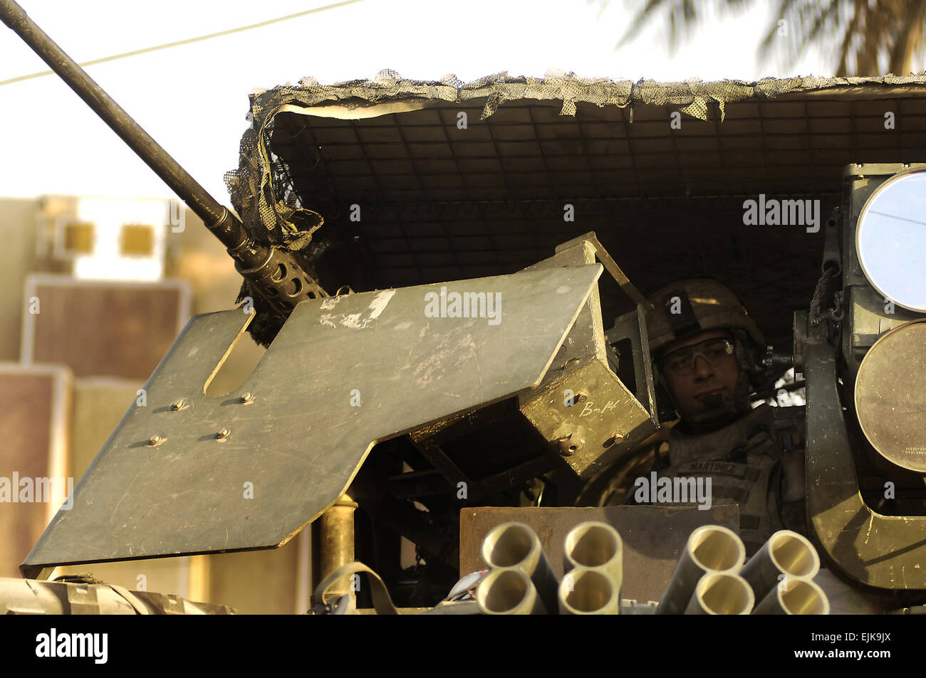 L'armée américaine d'un soldat du 2e Escadron, 2e régiment de cavalerie Stryker fournit la sécurité de son véhicule de combat Stryker gunner position au cours d'une opération de recherche et de bruit dans le quartier de Dora à Bagdad, Iraq, 3 janvier 2008. Tech. Le Sgt. Adrian Cadix publié Banque D'Images