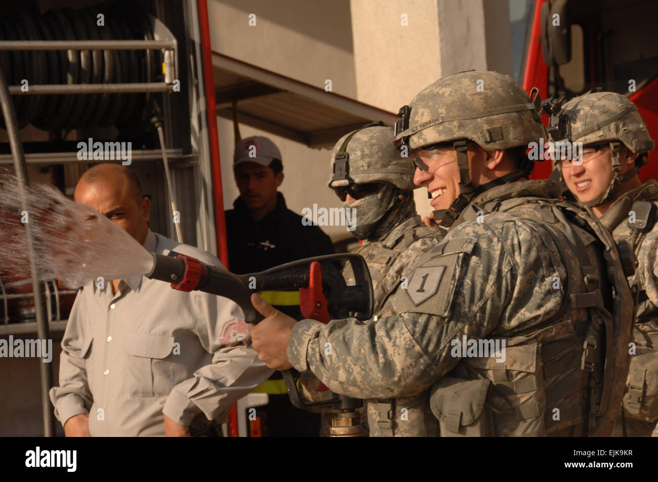 La 1ère Armée américaine, le Lieutenant Patrick Henson, Bravo de batterie, 2e Bataillon, 32e Régiment d'artillerie, attaché à la 2e Brigade Combat Team, 1re Division d'infanterie, pulvérise un fire house à une gare de Yarmouk, l'Iraq, le 17 février 2008. Le Sgt. Sharhonda R. McCoy Banque D'Images