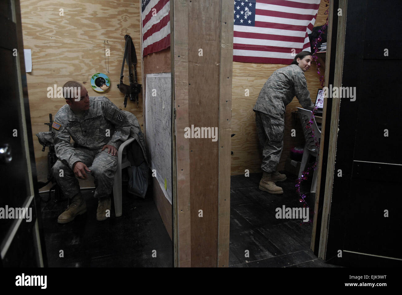 La CPS de l'armée américaine. Paul Johnson attend son rendez-vous avec l'abandon du tabac Senior Airman de l'US Air Force, un miel Brookover technicien au stress de combat déployés à partir de la 60e Escadron d'opérations médicales, sur la base d'opération avancée Kalsu, l'Iraq, le 6 mars 2008. Le sergent-chef. Andy Dunaway Banque D'Images