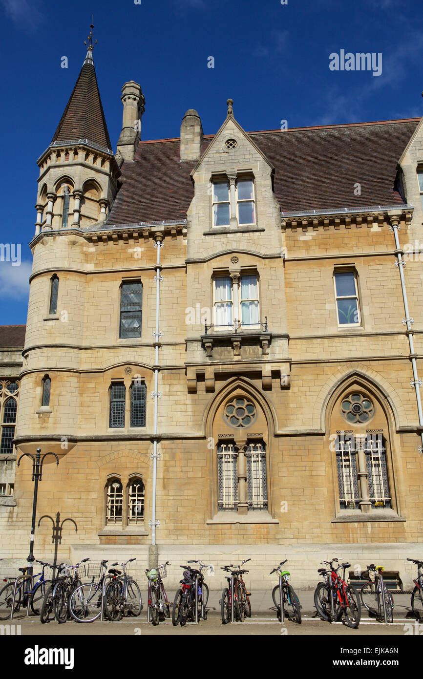 Bâtiment de l'université dans la ville historique d'Oxford avec nombreux vélos stationnés à l'extérieur. Banque D'Images