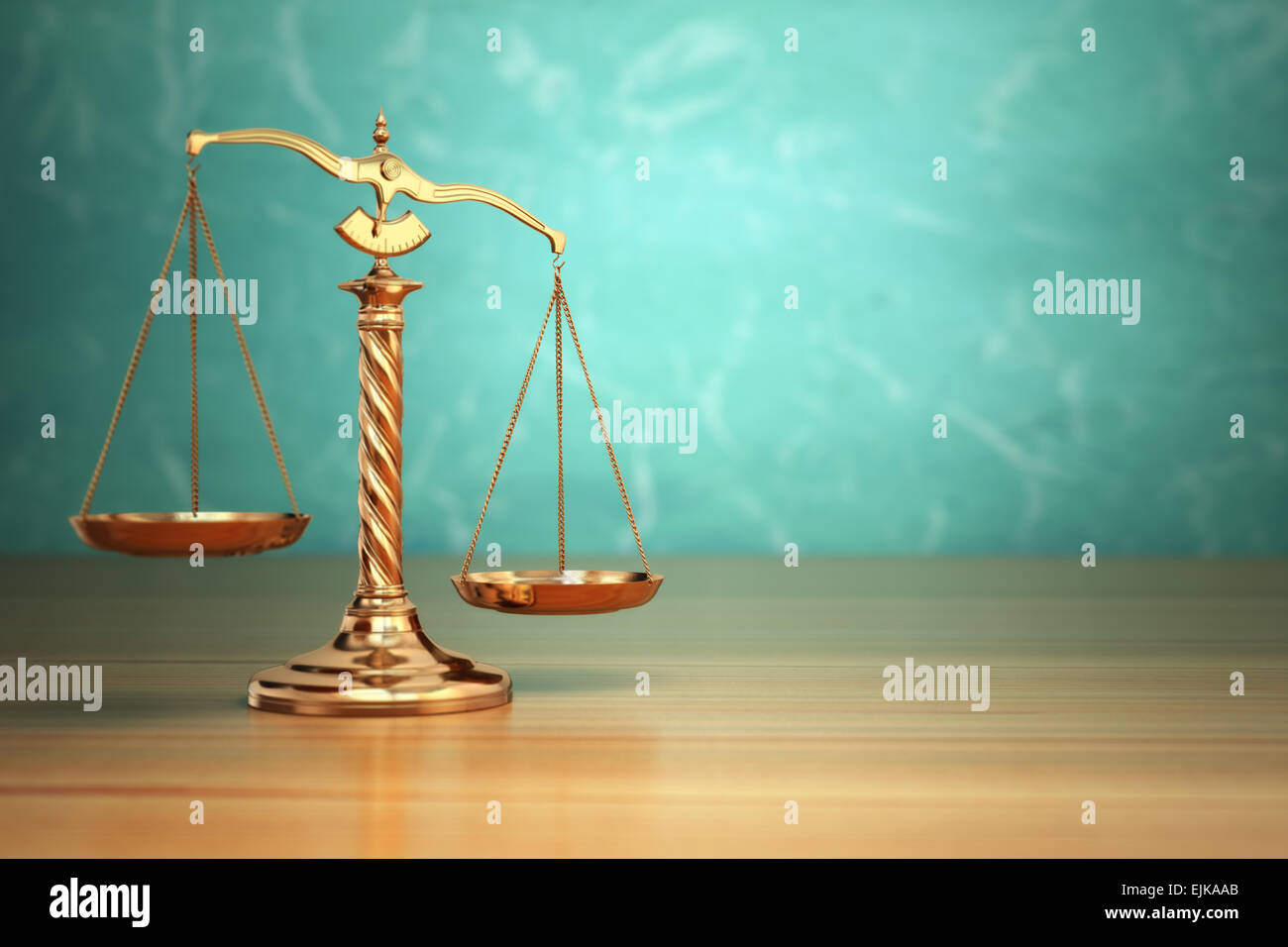 Concept de la justice. Les échelles de la Loi sur fond vert. 3d Banque D'Images