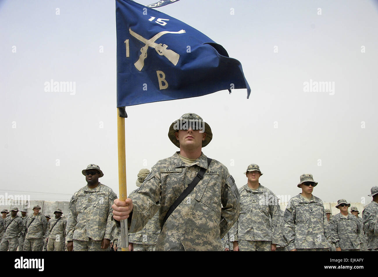 Les soldats de l'Armée américaine à partir de la Compagnie Bravo, 1er Bataillon, 15e Régiment d'infanterie, 3e Brigade Combat Team lourd, 3ème Division d'infanterie sont en formation au cours d'une cérémonie le poste de combat Carver, l'Iraq, le 31 mars 2008. À la cérémonie, les soldats ont reçu des Étoiles de bronze et Army Commendation medals pour leur service en Irak. La CPS. Daniel Herrera Banque D'Images